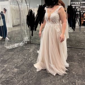 Brand new wedding dress.